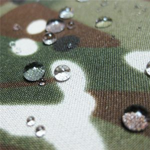 टेफ्लॉन 100% पॉलिएस्टर बुना हुआ निविड़ अंधकार आउटडोर सैन्य छद्म बारिश जैकेट कपड़े